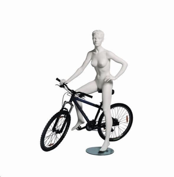 Weiße weibliche Sport-Mannequin-Radfahrerin
